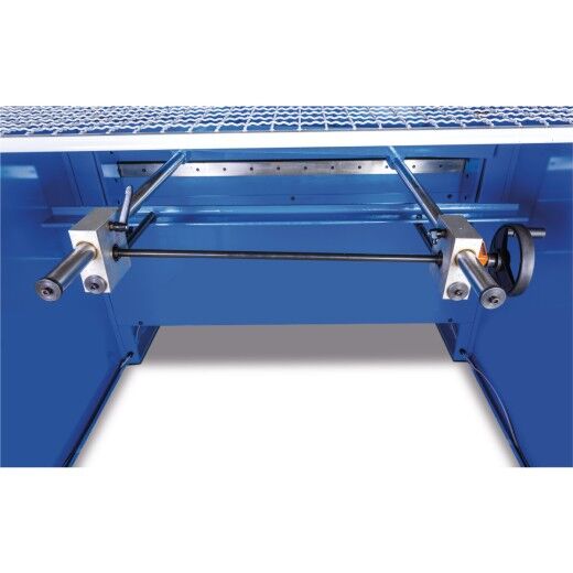 Blick in den unteren Maschinenbereich mit Metallstangen und Führungselementen.