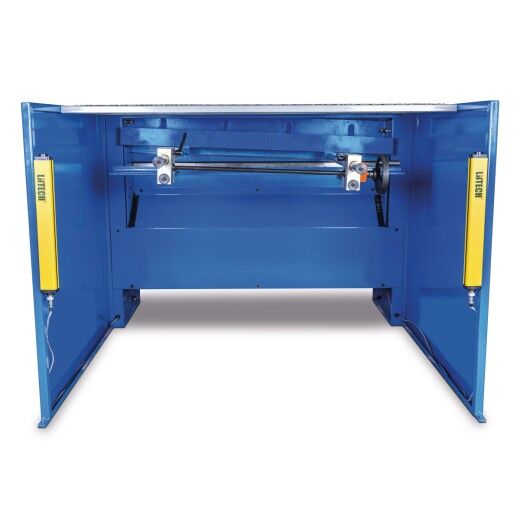 Unterseite einer blauen Blechbearbeitungsmaschine mit gelben Sicherheitslichtschranken.