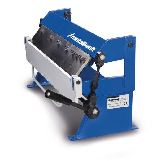Schrägansicht einer blauen und weißen manuellen Blechbiegemaschine mit schwarzem Hebel links.