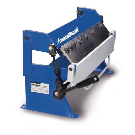 Schrägansicht einer blauen und weißen manuellen Blechbiegemaschine mit schwarzem Hebel links.