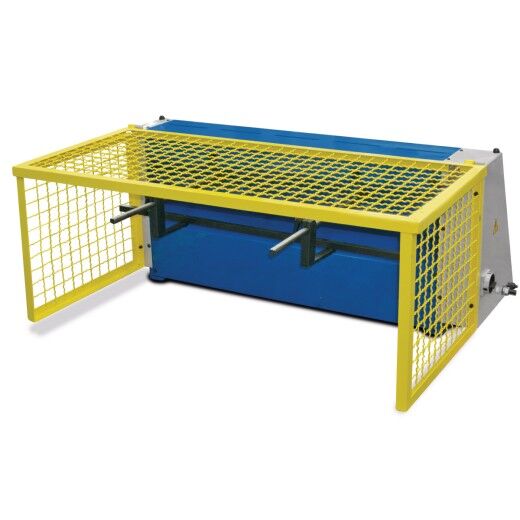 Biegemaschine von hinten mit geöffnetem gelben Schutzgitter, Rollen sichtbar.