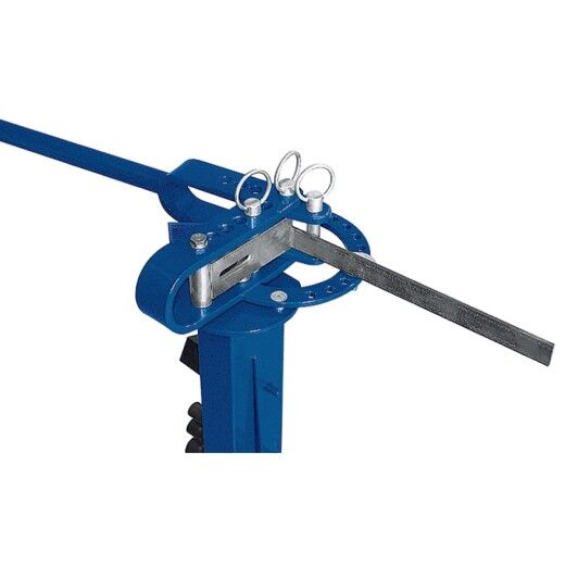 Manuelle Profilbiegemaschine in blauer Ausführung mit Hebelarm und eingespanntem Flachstahl.