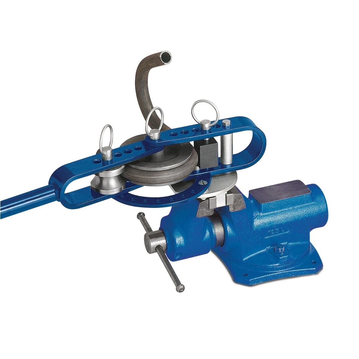 Rohrbiegemaschine in blauer Ausführung, auf Schraubstock montiert, mit eingespanntem Rundrohr im Biegevorgang.