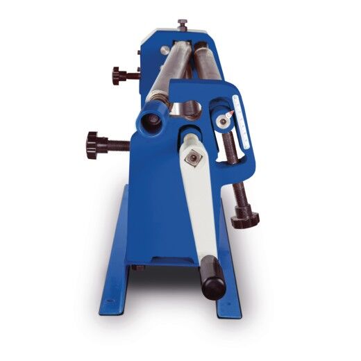 Frontansicht der Rundbiegemaschine mit drei parallel verlaufenden Walzen und Kurbelgriff in Bildmitte.