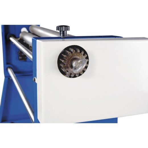 Detailansicht des seitlichen Zahnradantriebs mit Schmierung und Abdeckung.