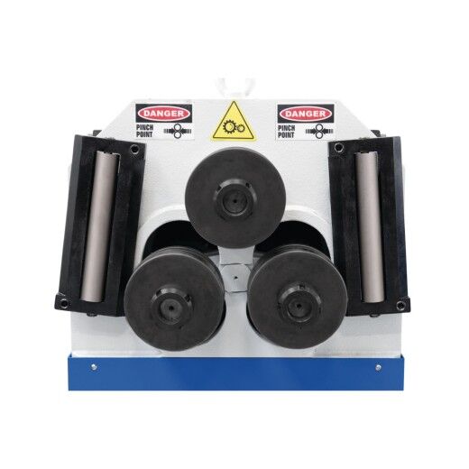 Vorderansicht der Maschine mit drei schwarzen Rollen und seitlichen Andruckrollen, Warnschilder oberhalb.
