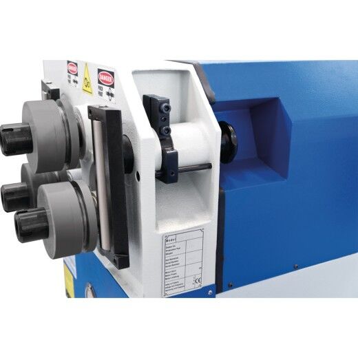 Seitenansicht der Maschine mit drei Rollen und seitlichem Führungselement aus Metall.