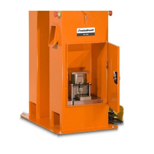 Orangefarbene Stanzmaschine mit geöffneter Tür, sichtbare Werkzeugaufnahme.