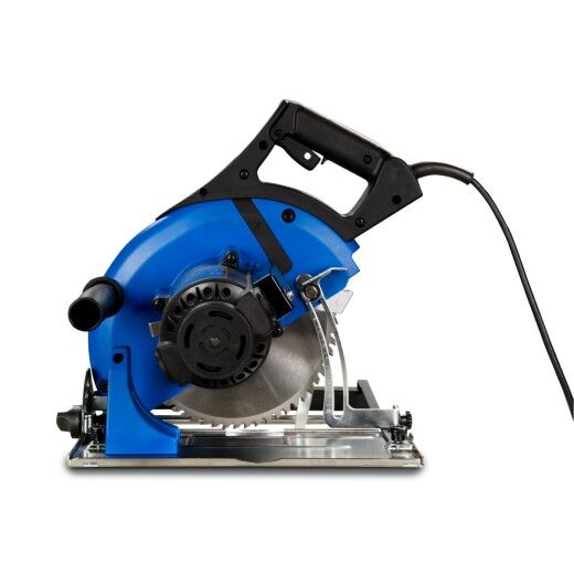Seitliche Ansicht einer blauen Handkreissäge mit eingesetztem Sägeblatt.