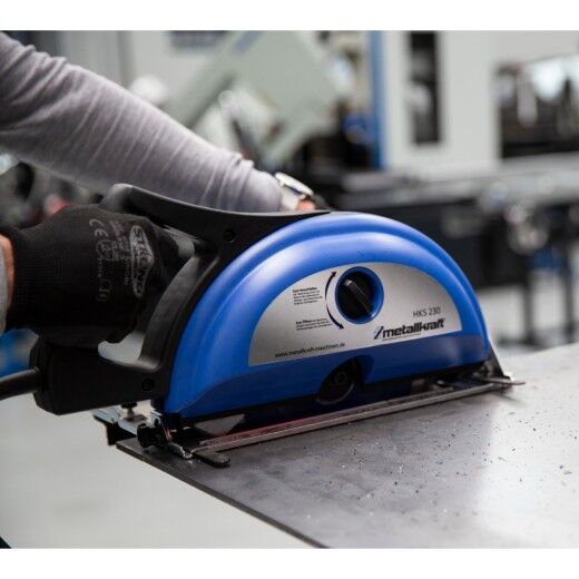Person sägt mit einer blauen Handkreissäge eine Metallplatte.