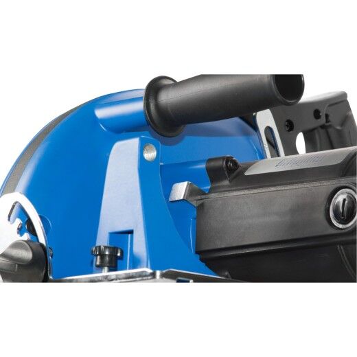 Detailansicht der Vorderseite einer blauen Handkreissäge mit Griff.