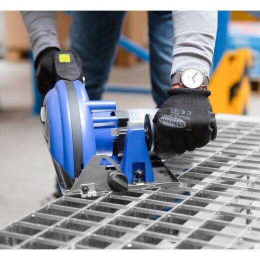 Person mit Handschuhen führt eine Handkreissäge über ein Metallgitter.