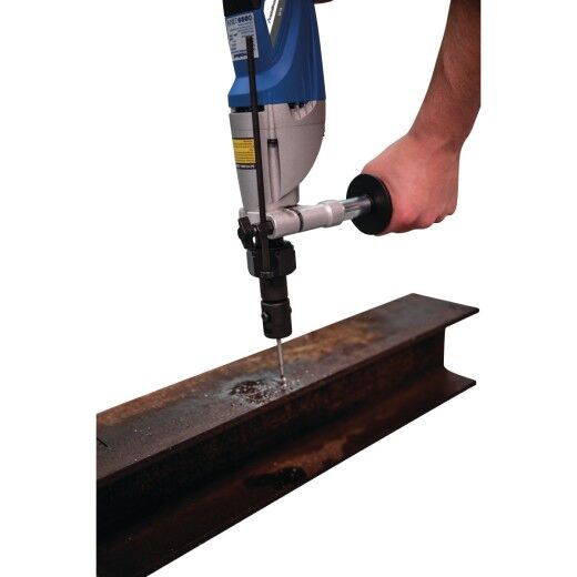 Elektroschrauber bohrt senkrecht nach unten in ein liegendes Metallprofil.