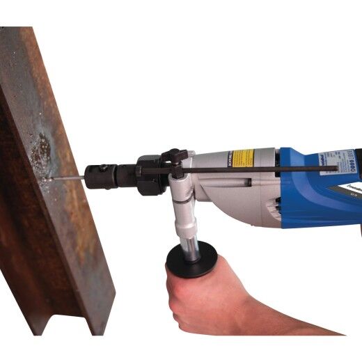 Elektroschrauber bohrt in ein stehendes Metallprofil, Hand hält Zusatzgriff.