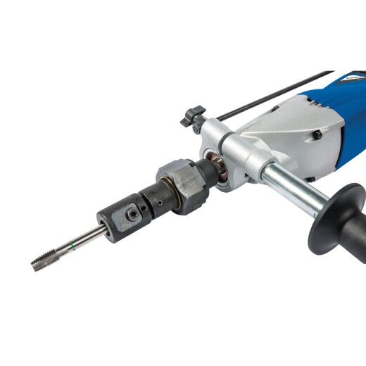 Elektroschrauber mit eingespanntem Gewindebohrer und montiertem Zusatzgriff.