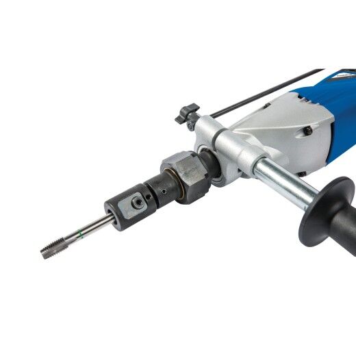 Elektroschrauber mit eingespanntem Gewindebohrer und montiertem Zusatzgriff.