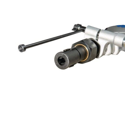 Detailansicht der Werkzeugaufnahme des Schraubers ohne eingesetztes Werkzeug.