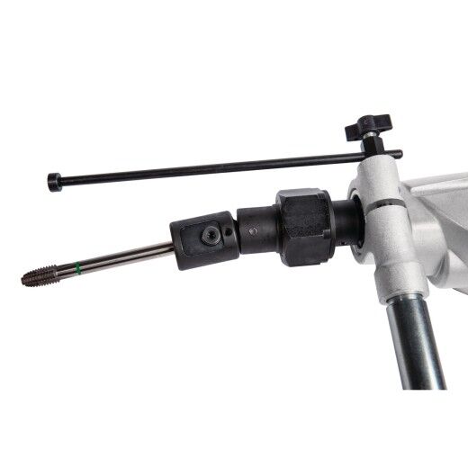 Nahaufnahme des Schraubers mit eingespanntem Gewindebohrer im Futter.