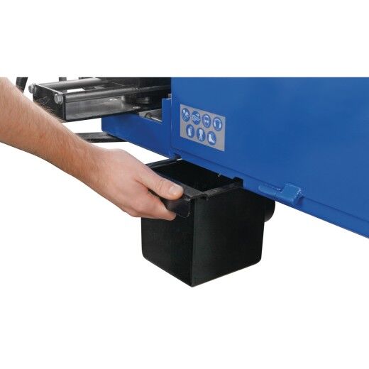 Hand entnimmt schwarzen Auffangbehälter unterhalb der Bandschleifmaschine.