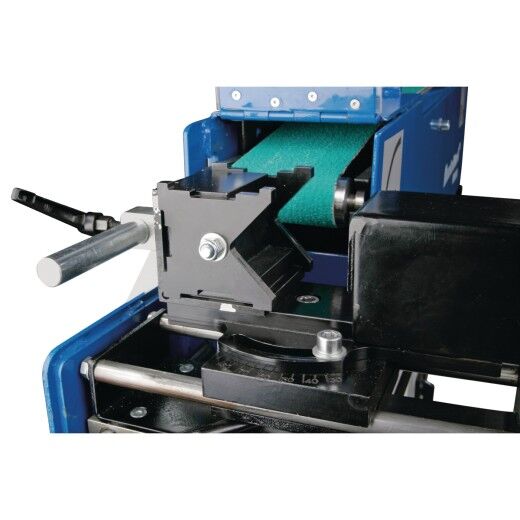 Rundrohr eingespannt im Schraubstock vor dem grünen Schleifband.