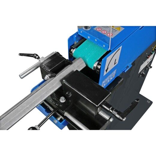 Schraubstock mit eingespanntem Vierkantrohr vor dem Schleifband.