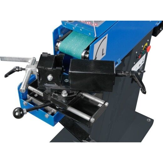 Vorderansicht des Schraubstocks und Vorschubs an der Bandschleifmaschine.