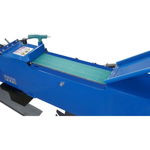 Oberansicht des grünen Schleifbands auf der Maschine mit geöffneter Abdeckung.