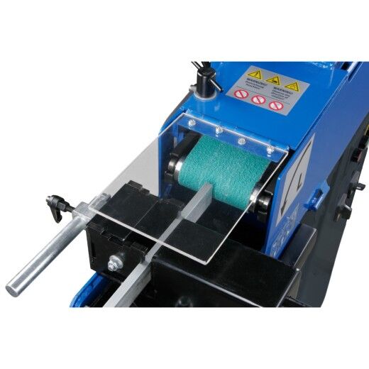 Rundrohr im Schraubstock vor dem Schleifband, Schutzscheibe davor montiert.