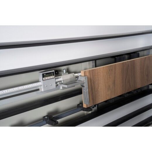 Digitale Maßanzeige mit angeschlagener Holzleiste auf einer horizontalen Skala.