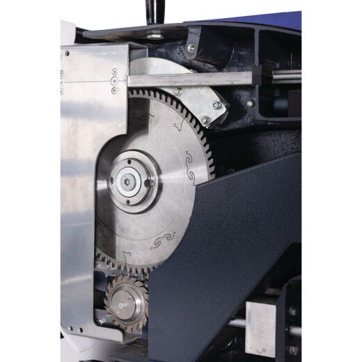 Detailansicht des geöffneten Sägeaggregats mit sichtbarem Sägeblatt und Zahnradmechanik.