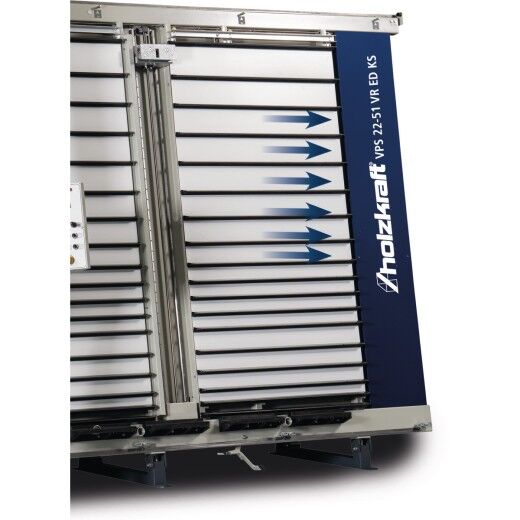 Rechte Seite der Maschine mit Herstellerlogo und Richtungsanzeige auf vertikaler Führung.