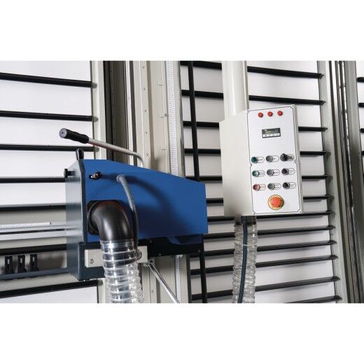 Bedienfeld mit mehreren Knöpfen und Not-Aus-Schalter neben Absaugschlauch und Sägevorrichtung.