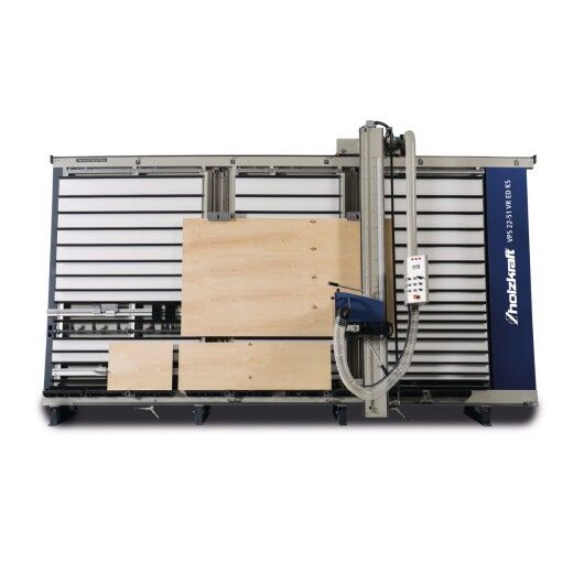 Frontansicht der Plattensäge mit eingespannten Holzplatten in unterschiedlichen Größen.