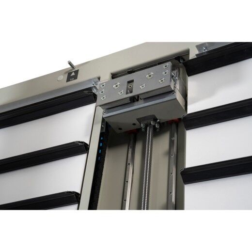 Nahaufnahme des oberen Teils der Führungsschiene mit mechanischem Antrieb und Laufrollen.