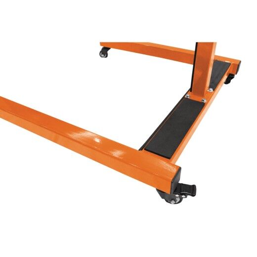 Nahaufnahme des rollbaren Untergestells mit orangefarbenem Rahmen und gummierter Standfläche.