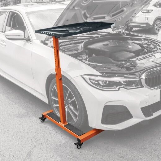 Werkstatttisch vor geöffneter Motorhaube eines Fahrzeugs, positioniert zum Arbeiten am Motorraum.