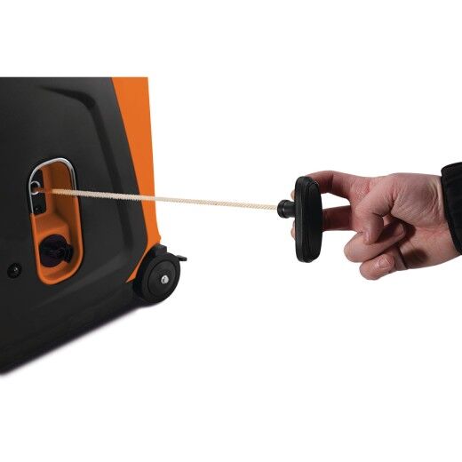 Hand zieht den Seilzugstarter eines tragbaren Generators heraus.