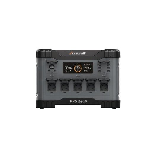 Frontansicht der Powerstation PPS 2400 mit offenen Anschlussbuchsen und Display.