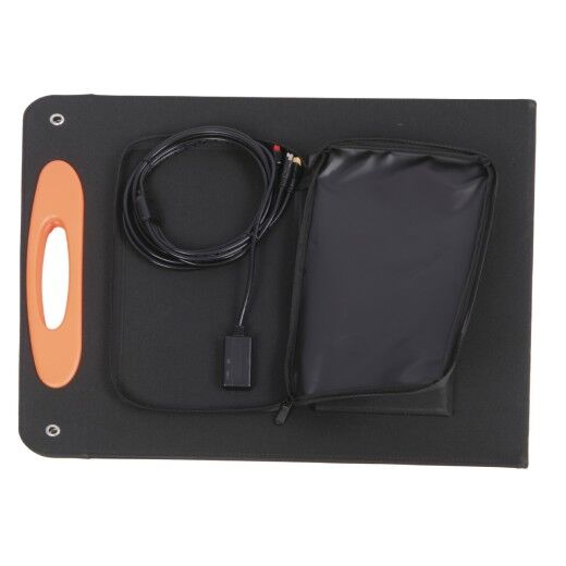 Zusammengefaltetes tragbares Solarpanel mit orangefarbenem Griff und Kabel im Reißverschlussfach.