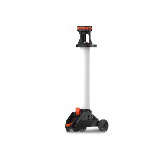 Seitliche Ansicht der Stehleuchte mit Lichtrohr, schwarzem Standfuß mit Rollen und orangefarbenem Schalter.