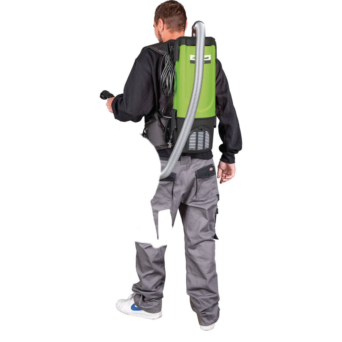 Person mit Rucksackstaubsauger in voller Ansicht, weißer Hintergrund.