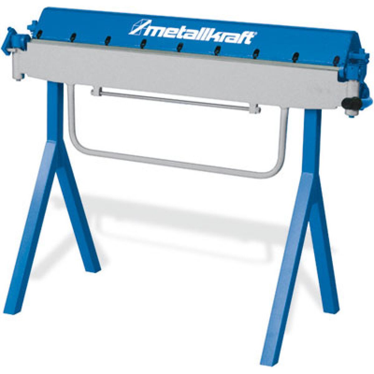 Blaue Blechbiegemaschine mit weißem Griffbügel auf klappbarem blauen Metallgestell, Vorderansicht.