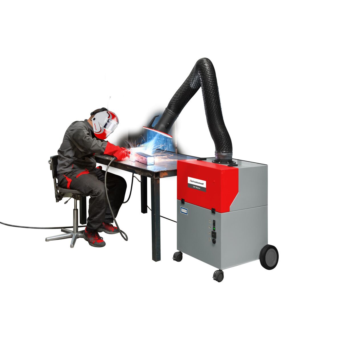 Schweißer sitzt am Tisch und arbeitet; Absauggerät mit flexiblem Arm erfasst Rauch am Werkstück.