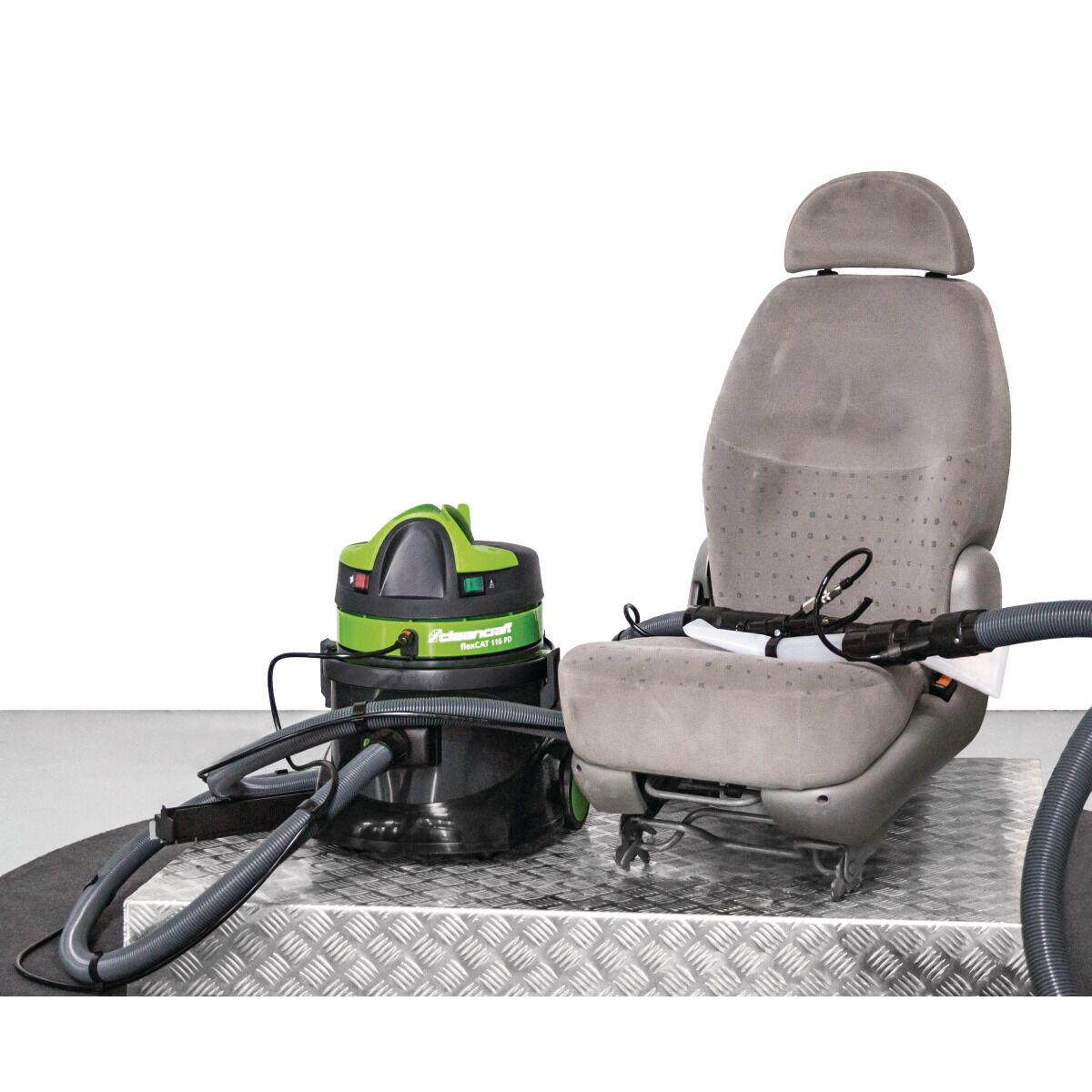 Cleancraft flexCAT 116 PD bei der Nassreinigung eines Autositzes.