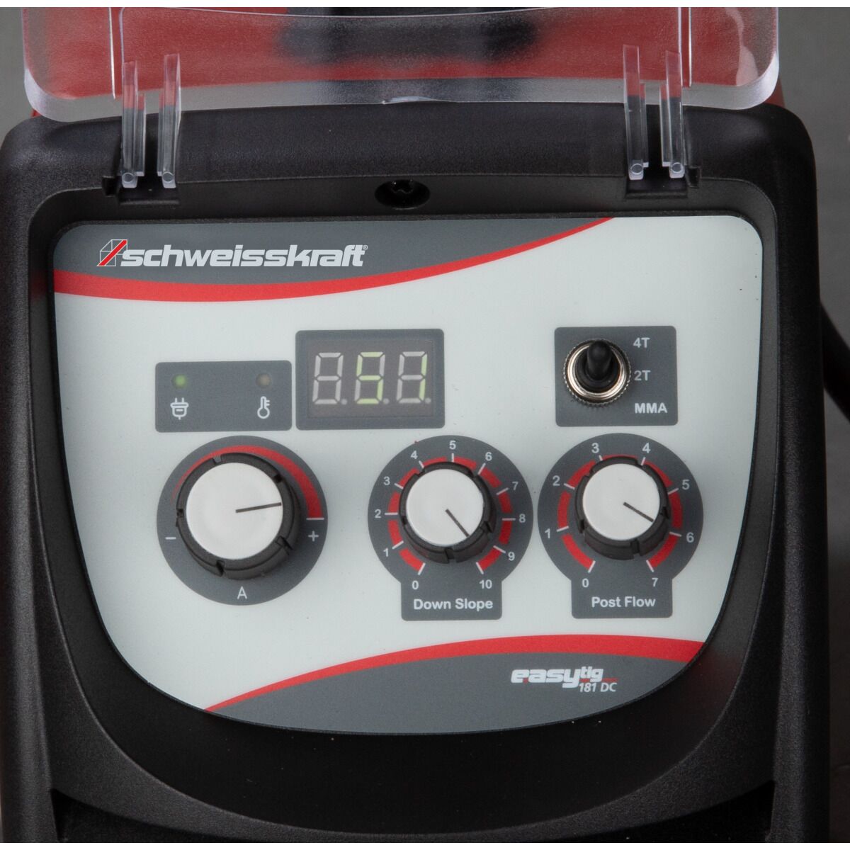 Detailansicht des Bedienfelds des Schweisskraft Easytig 181 DC mit Display, Kontrollleuchten, Drehreglern und Umschalter für Betriebsmodi.