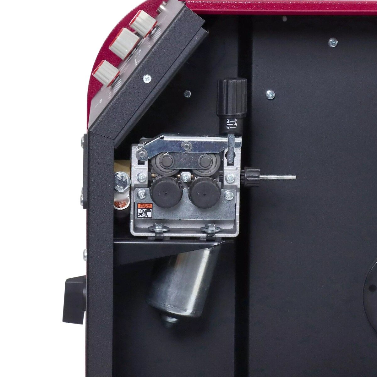 Nahaufnahme des Drahtvorschubs im geöffneten Gerät mit Vorschubrollen, Einstellknopf und Drahtführung.