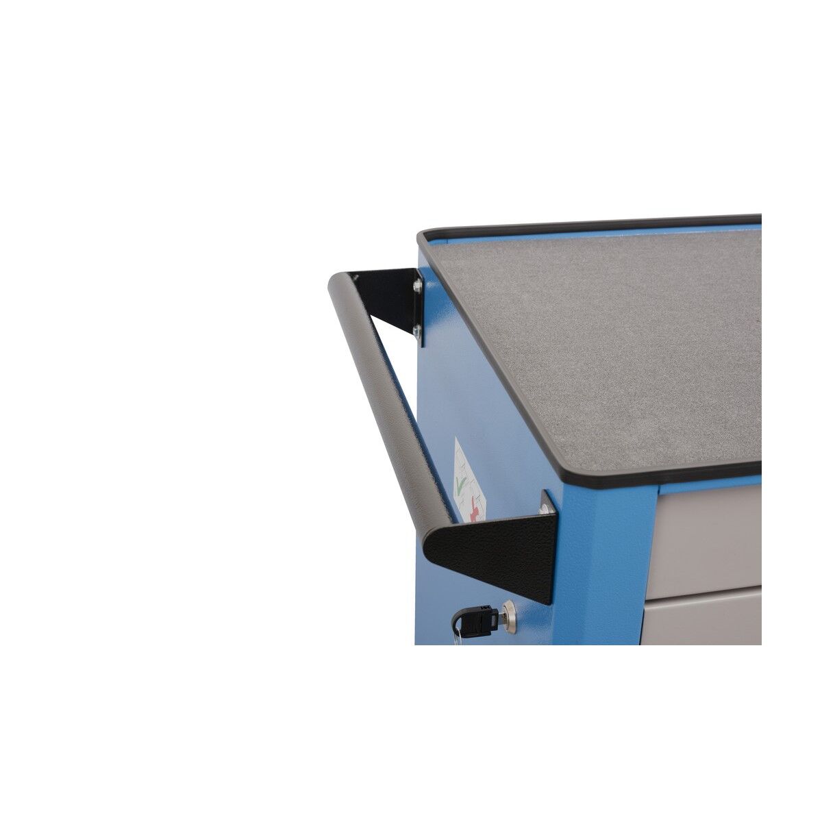 Seitlicher Griff und obere Ablagefläche eines blauen Werkzeugwagens; Schloss mit Schlüssel darunter