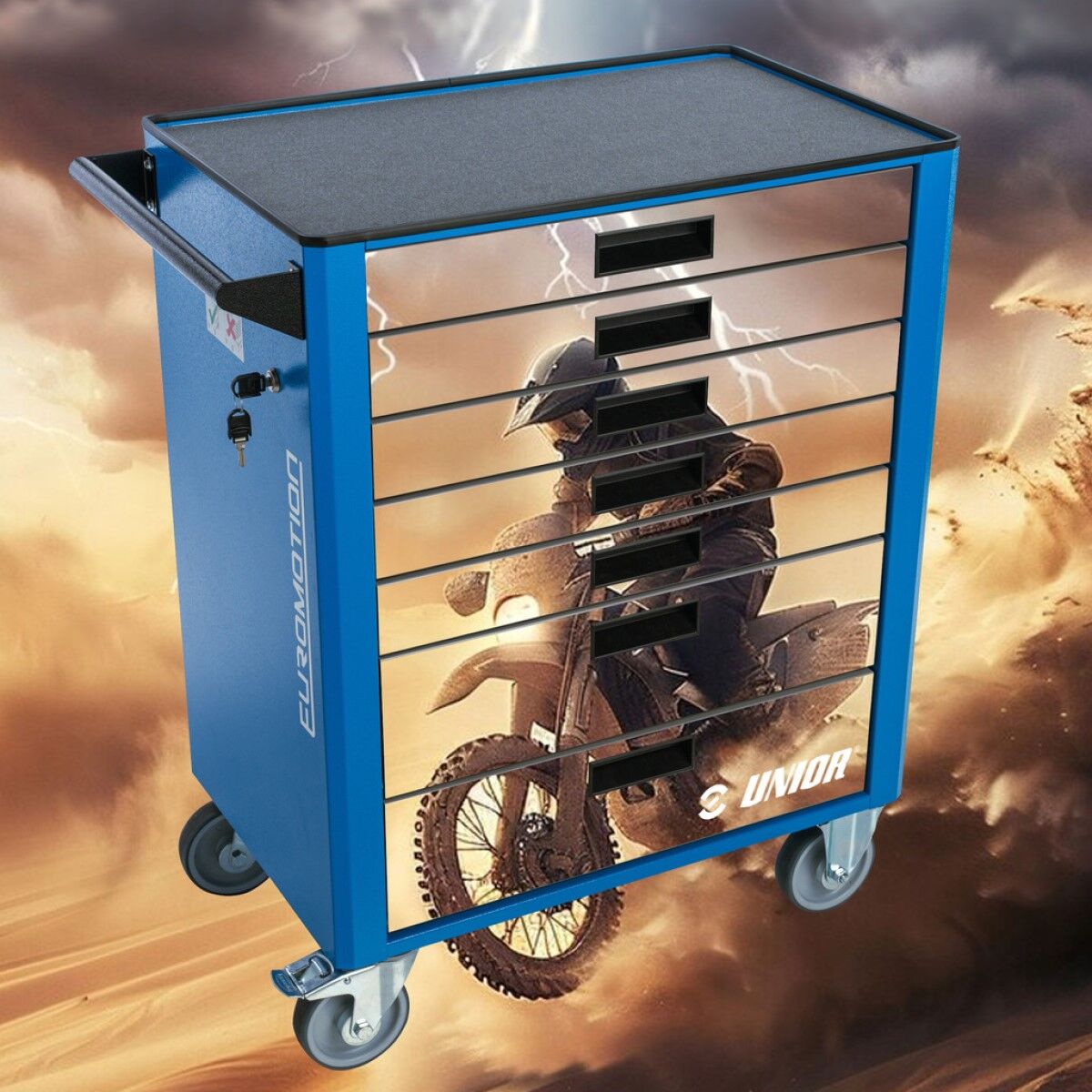 Blauer Werkzeugwagen mit grauen Schubladen; Schubladenfront zeigt Bild eines Motorradfahrers, Hintergrund mit Gewitterwolken.