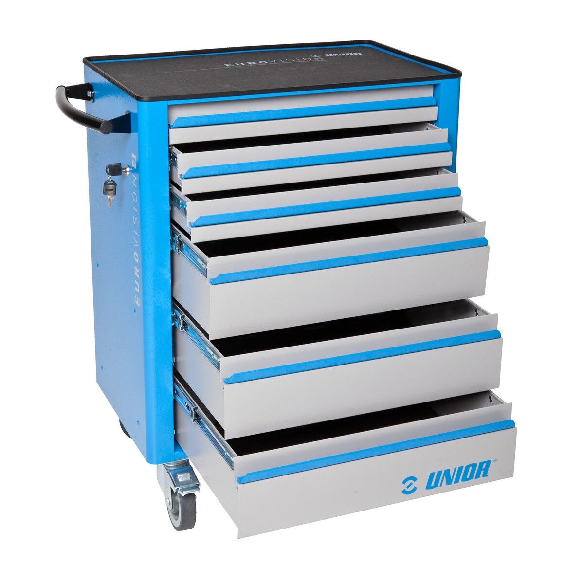 Blauer Werkzeugwagen mit schwarzer Arbeitsplatte, seitlichem Griff und Schloss; sieben graue Schubladen unterschiedlich weit geöffnet, auf Rollen.