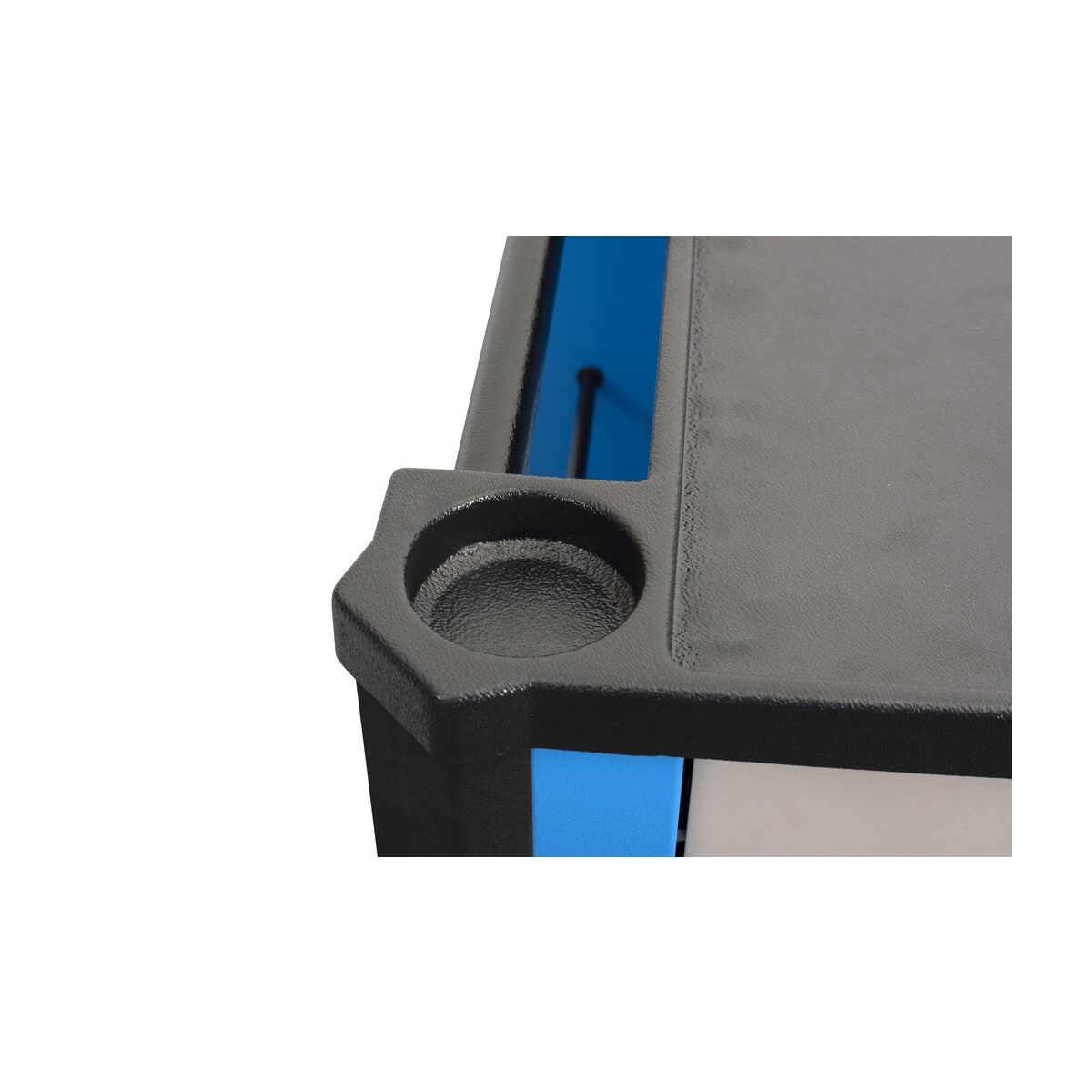 Detail der oberen Ecke: runde Vertiefung in der schwarzen Ablagewanne (Becherhalter).